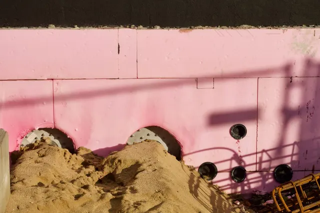 Foundation construction with insulation panels and excavated ground