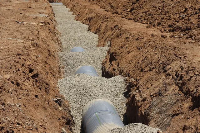 Drainage pipe installation in an excavated trench