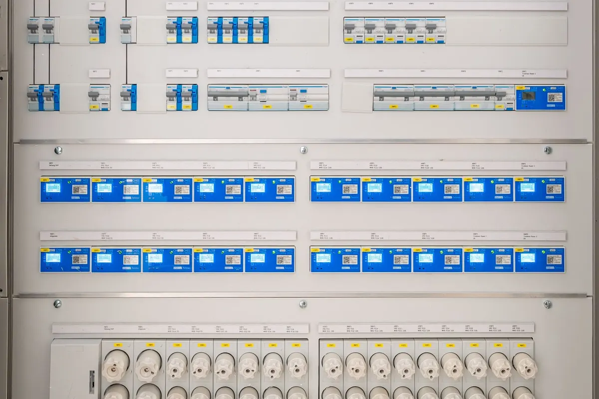 Electrical distribution panel with circuit breakers