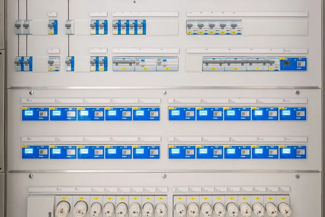 Electrical distribution panel with circuit breakers